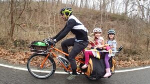 Vélo cargo long tail pour faire du vélo en famille