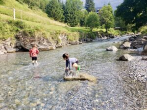 Baignade dans le torrent à Gavarnie, road-trip en famille dans les Pyrénées